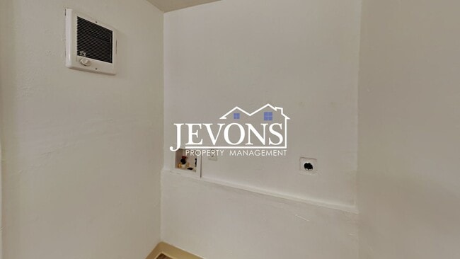 Building Photo - Two-story home in a walkable location, just minutes from Yakima Valley College, featuring long dr...