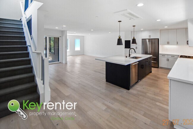 Building Photo - Newer Energy Efficient Luxury Townhouse in...