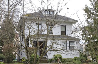 Building Photo - 1821 17th Ave E