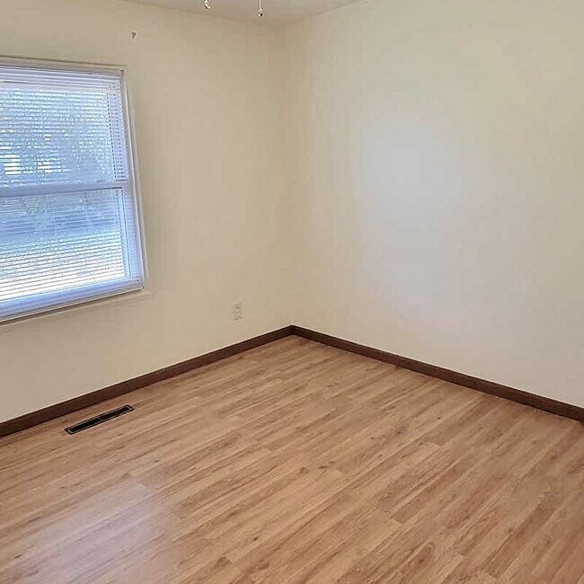 Building Photo - 2407 Carrelton Dr