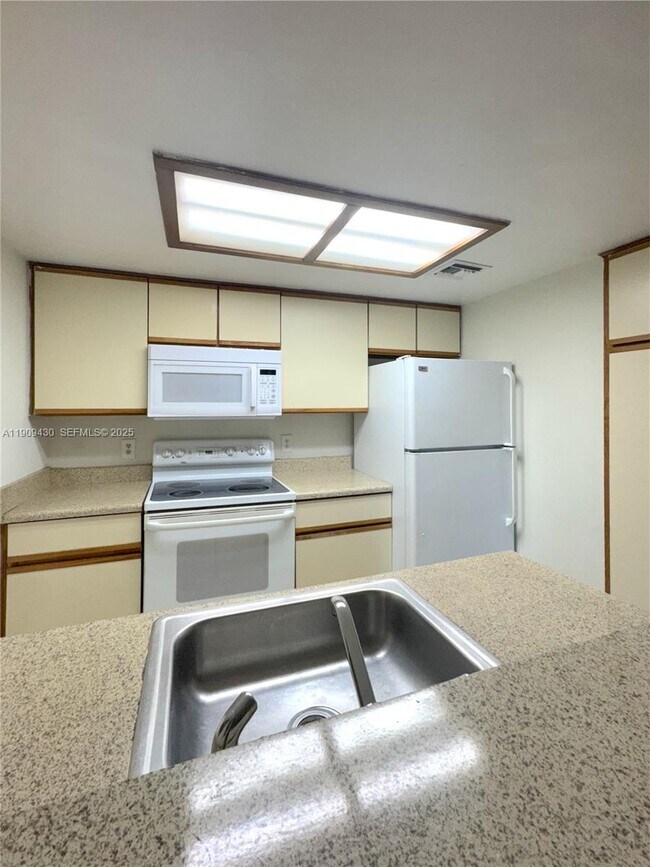 Building Photo - 3215 Coral Lake Dr