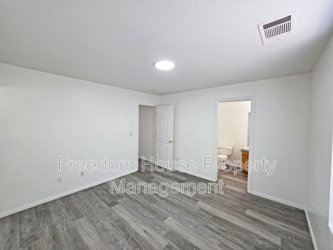 Building Photo - 670 Bourbon St