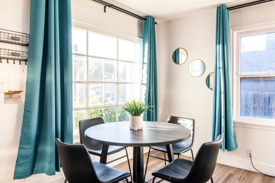 Building Photo - 1895 S 200 E