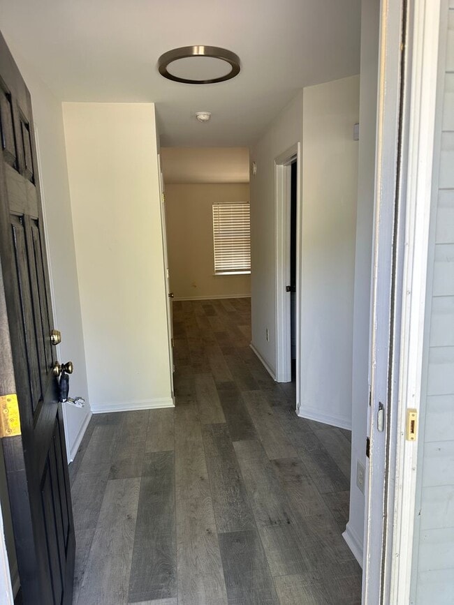 Building Photo - All NEW Interior and CLOSE TO EVERYTHING!