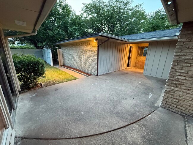 Building Photo - 1221 Holt Ave