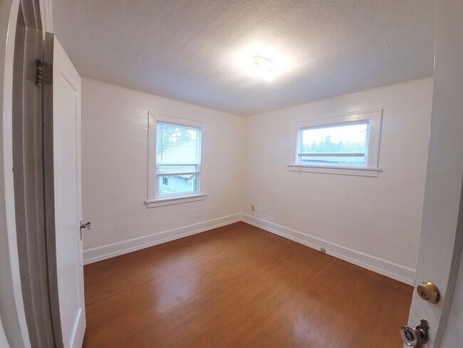 Building Photo - Spacious Unique Home in Central Location