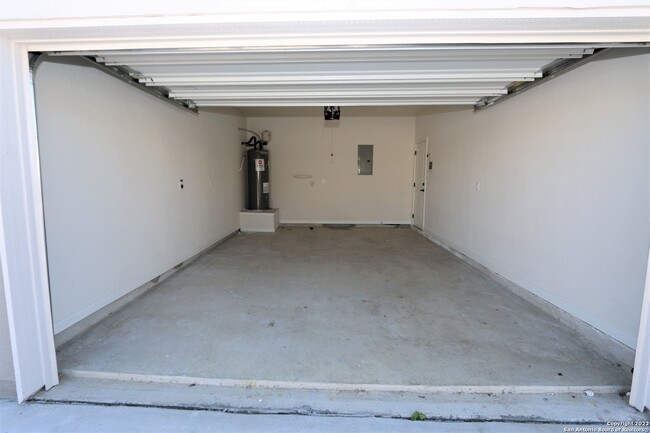 Building Photo - 10310 Lynwood Branch