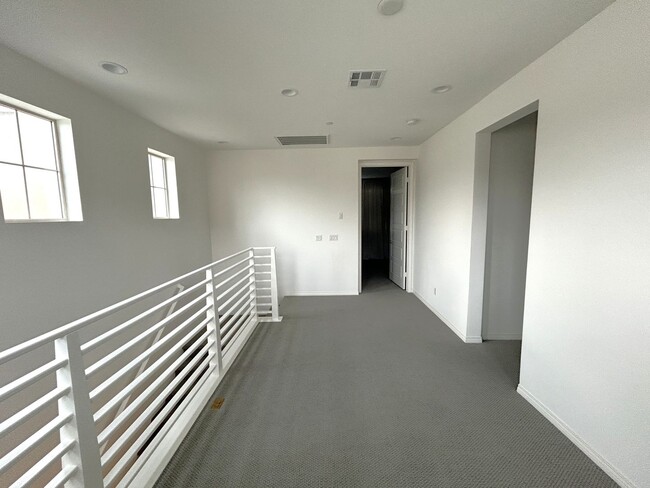 Building Photo - POWELL WAY UNIT 104 CORONA 92883  (3 BED / 2.5 BATH)