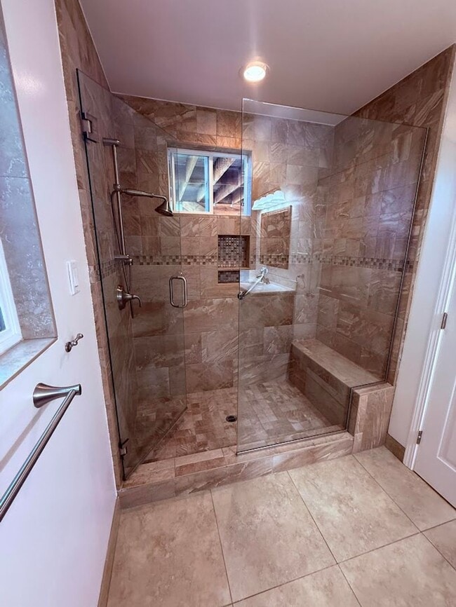 Building Photo - Charming 3-4 Bed/3 Bath Home in Belmont wi...