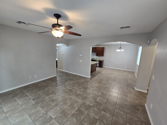 Building Photo - 950 S Wallrade Ln
