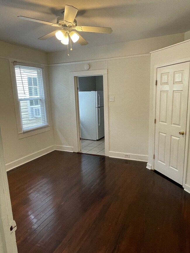 Building Photo - 2BD/1BA Uptown with Washer and Dryer in Unit and Backyard