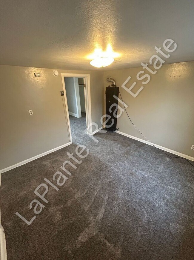 Building Photo - 1439 Vassar Dr