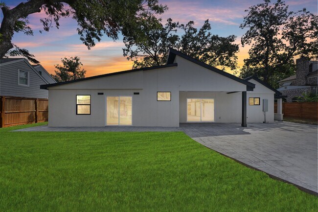 Building Photo - 3729 Rio Vista St