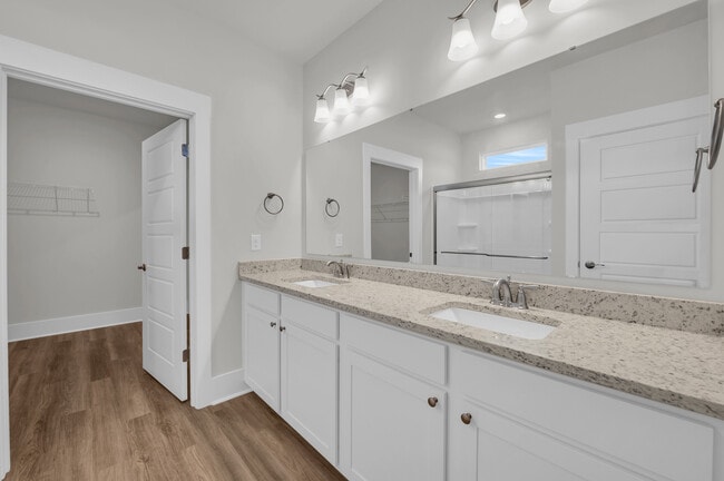 Building Photo - 514 Silky Oak Dr SE