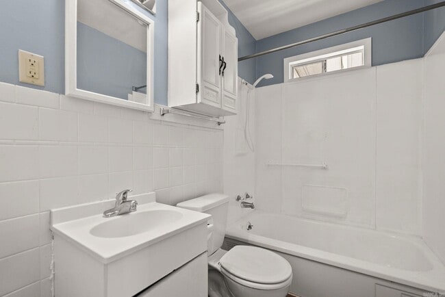 Building Photo - 715 Oakwood