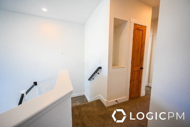 Building Photo - 1034 Lincoln Ln