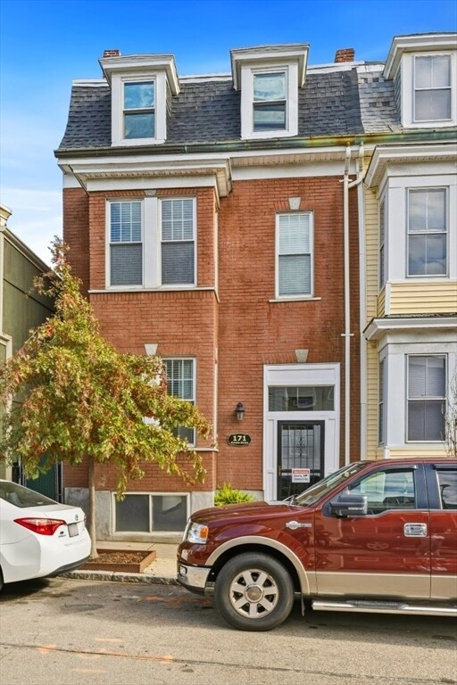 Primary Photo - 171 Brooks St