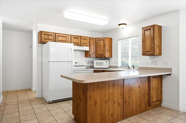 Building Photo - 672 E Clearwater Dr N