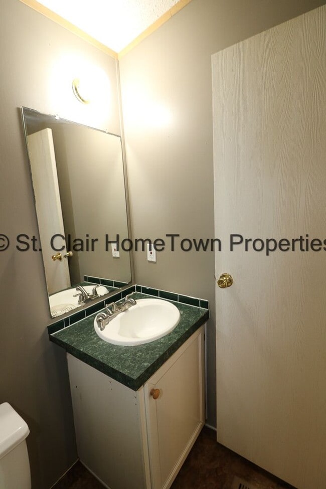 Building Photo - Large Home