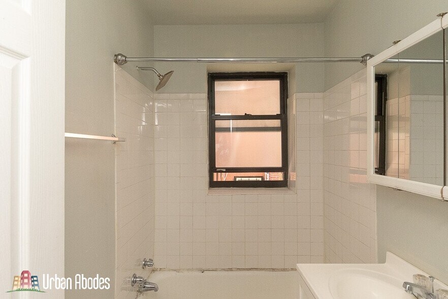 Building Photo - 1337 N Dearborn St