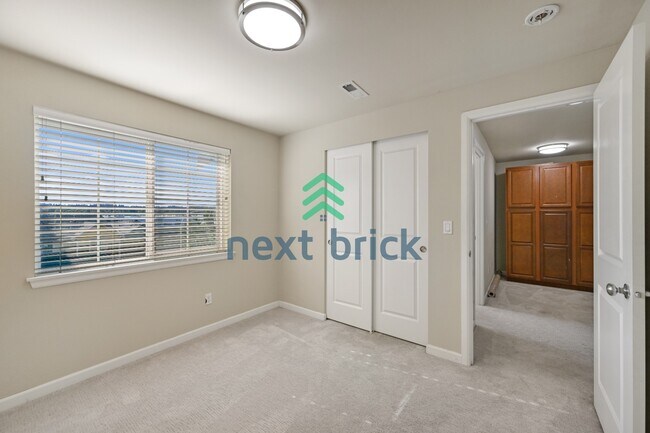 Building Photo - "Spacious 4-Bed Townhouse Retreat: 3.5 Baths & 2400 sq ft of Comfort in Auburn, WA!"