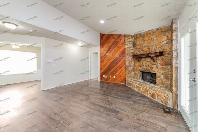 Building Photo - 950 Twisted Oak Dr