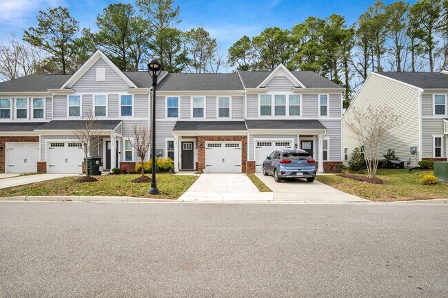 Building Photo - Fully Furnished 3 Bedroom 2.5 Bath Townhome in Williamsburg!