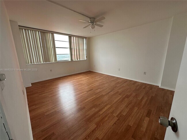 Building Photo - 1351 NE Miami Gardens Dr