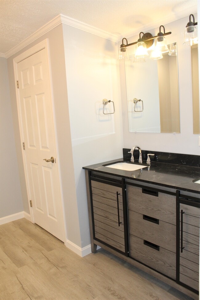 Building Photo - 6 Laura Ln