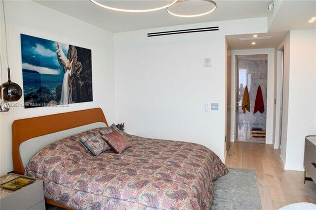 Building Photo - 15701 Collins Ave