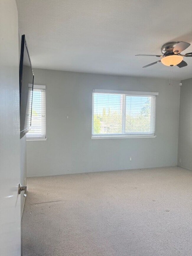 Building Photo - Beautiful 4 Bedroom 2.5 Bath Home in Montevideo Community