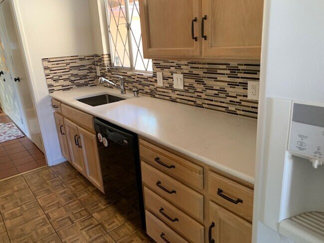 Building Photo - Spacious house with hardwood, handicap ramps, pet friendly, large garden with fruit trees
