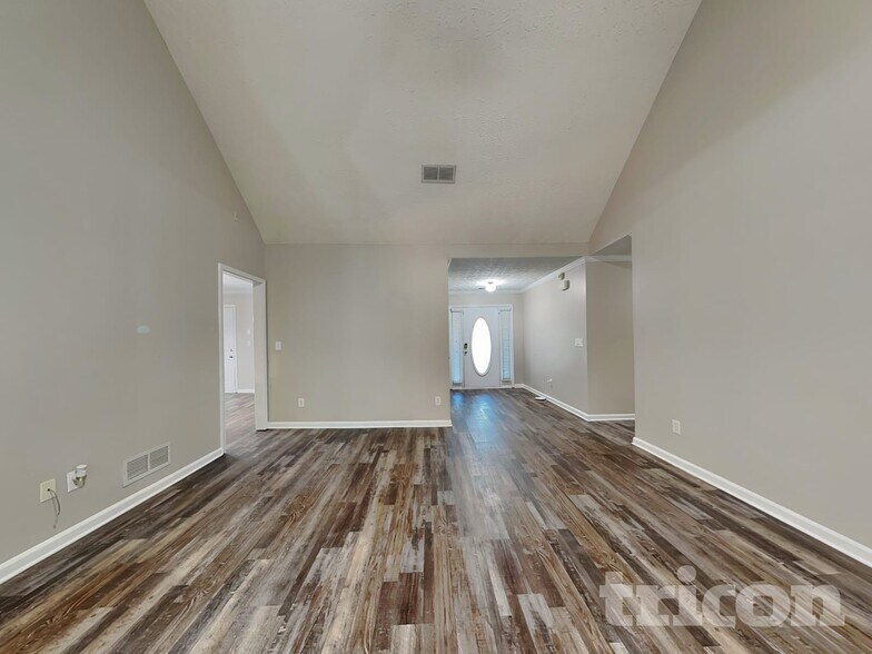 Building Photo - 915 Chapel Hill Dr SE