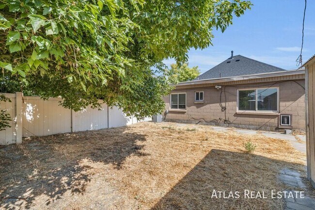 Building Photo - 853 Emeril Ave