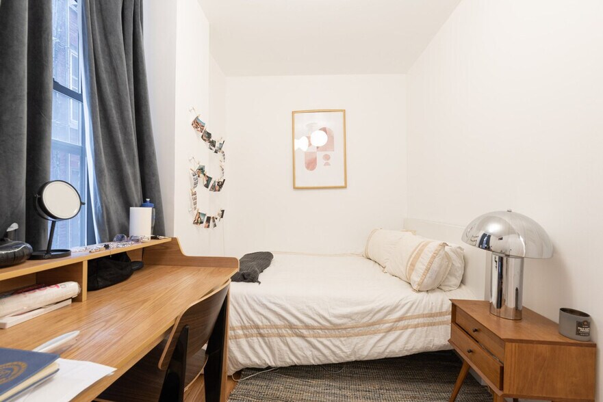 Building Photo - 136 E 57th St