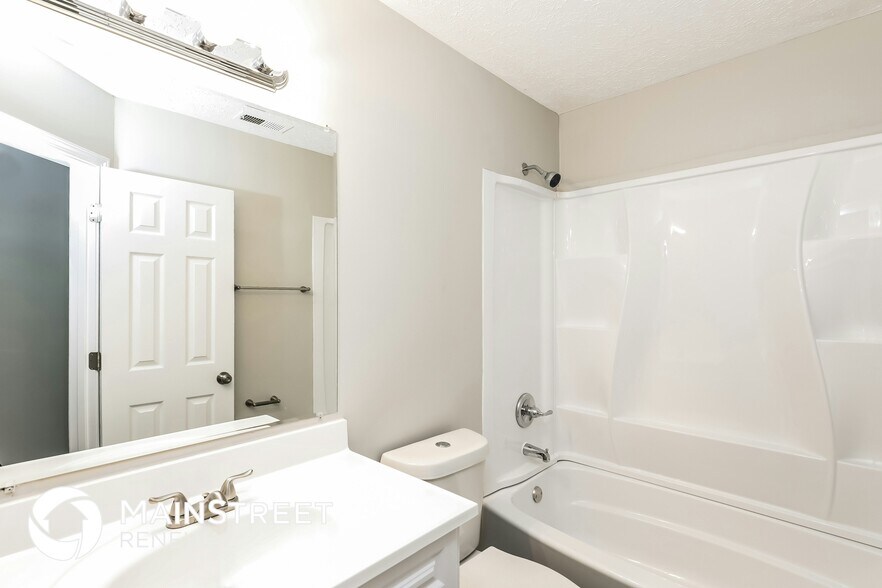 Building Photo - 7925 Woodlake Dr