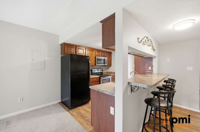 Building Photo - 2 PRIMARY BEDROOMS, LIVING ROOM AND DINING, PETS ALLOWED