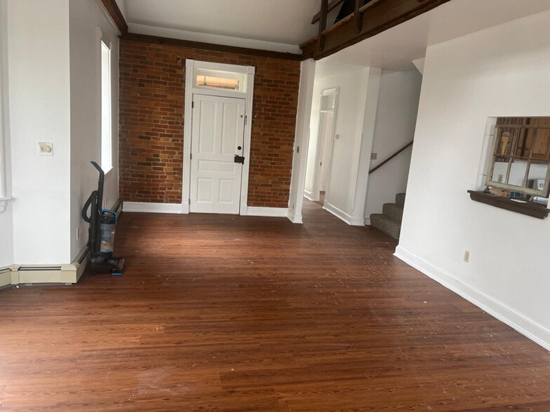 Building Photo - 210 E Main St