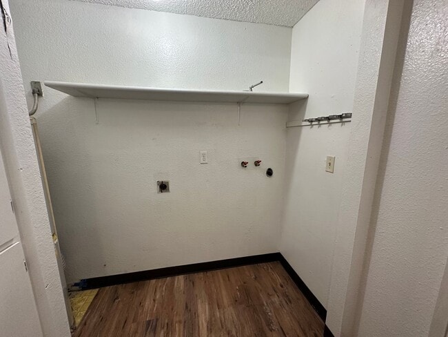 Building Photo - 2 bedroom 1 bath duplex