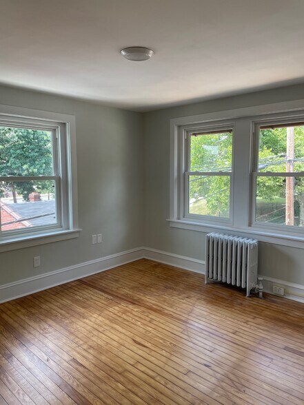 Building Photo - 306 W Freedley St