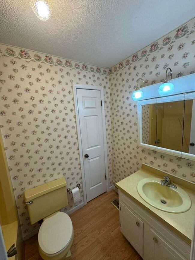 Building Photo - 4221 Valley Cir