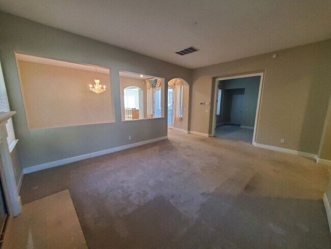 Building Photo - STUNNING SPACIOUS 5 BEDROOM HOME IN CONCOR...