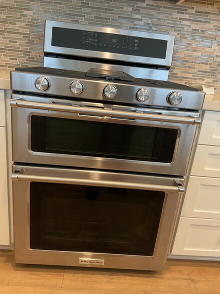 Electric Ovens with a Steam Rack to Add Moisture to The Oven - 150 Sanderling Ln