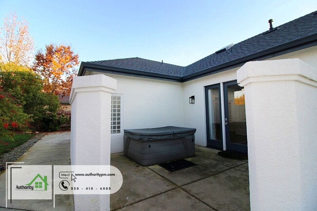 Building Photo - 2724 Western Oak Dr