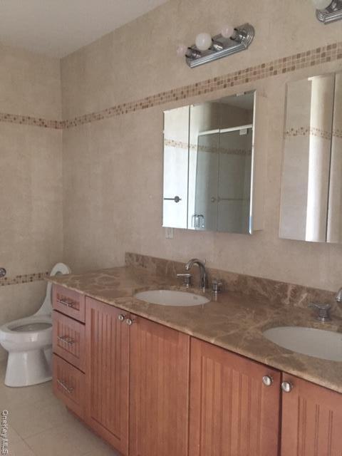 Building Photo - 125 E Broadway