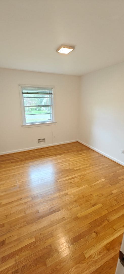 Building Photo - Walk to the river from this convenient rancher near Willow Oaks