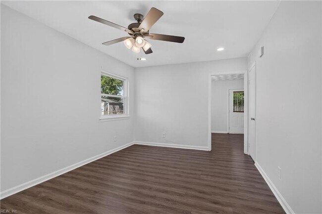 Building Photo - 3044 Camelot Blvd