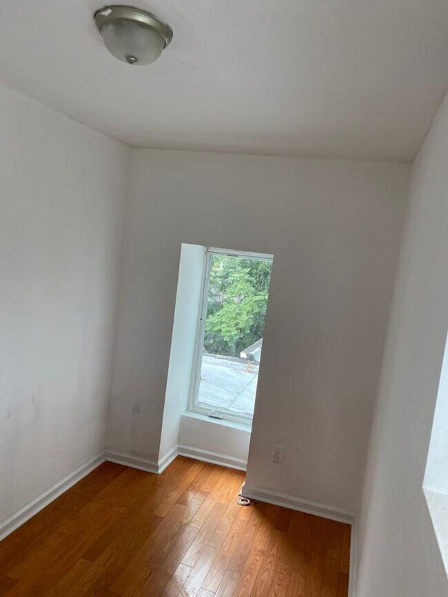 Building Photo - 674 N 34th St
