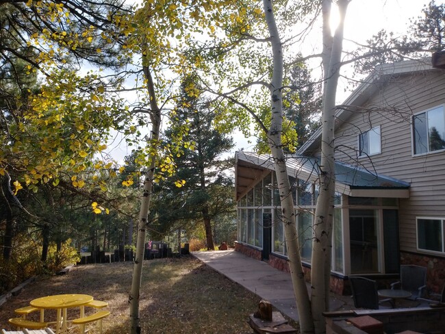 Building Photo - 3 bed 2 bath mountain rental