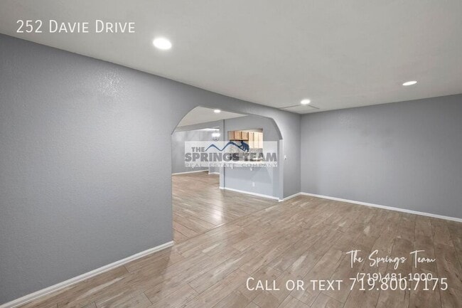 Building Photo - 252 Davie Dr